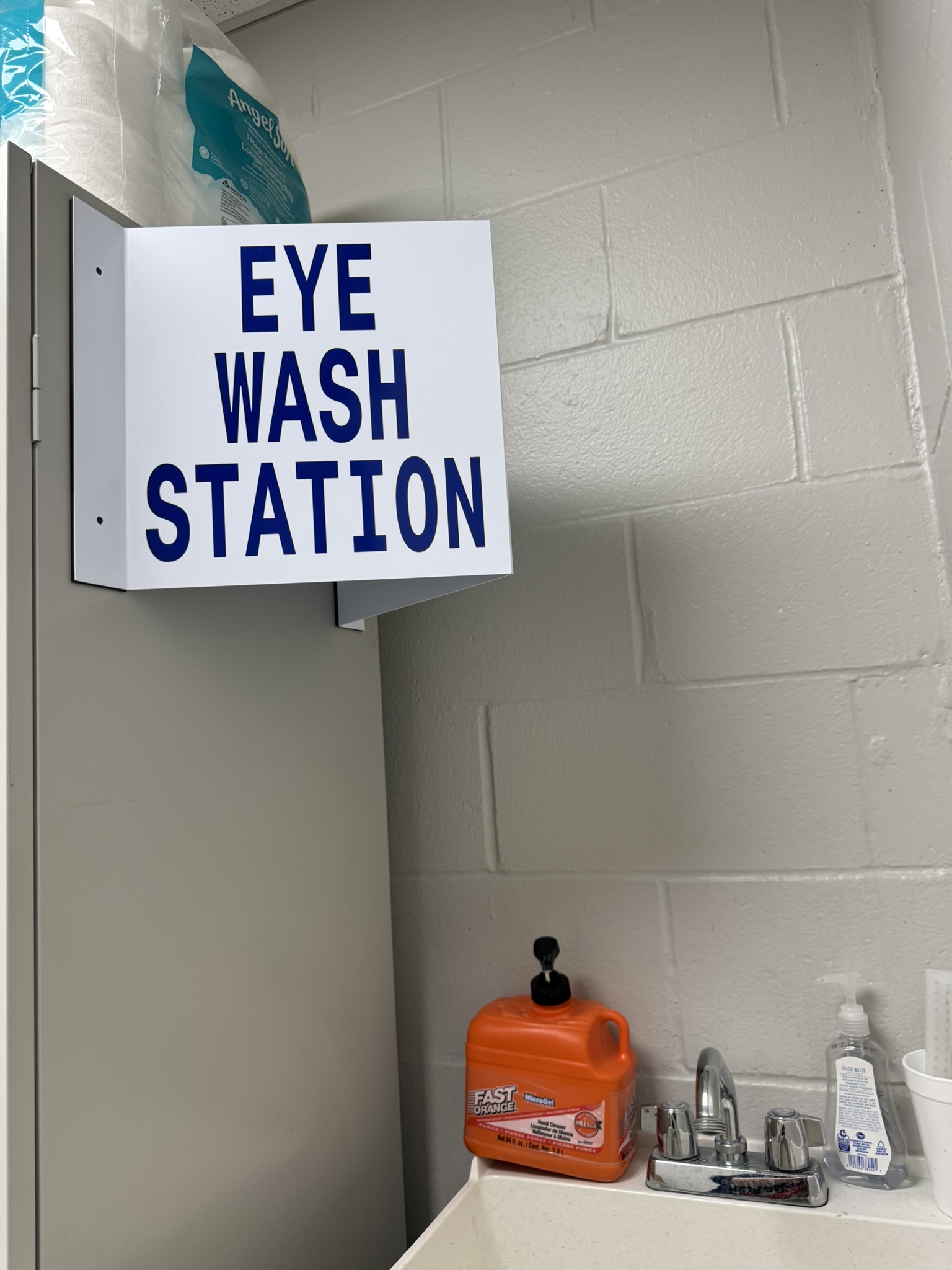 Custom projecting signs for viewing from three directions