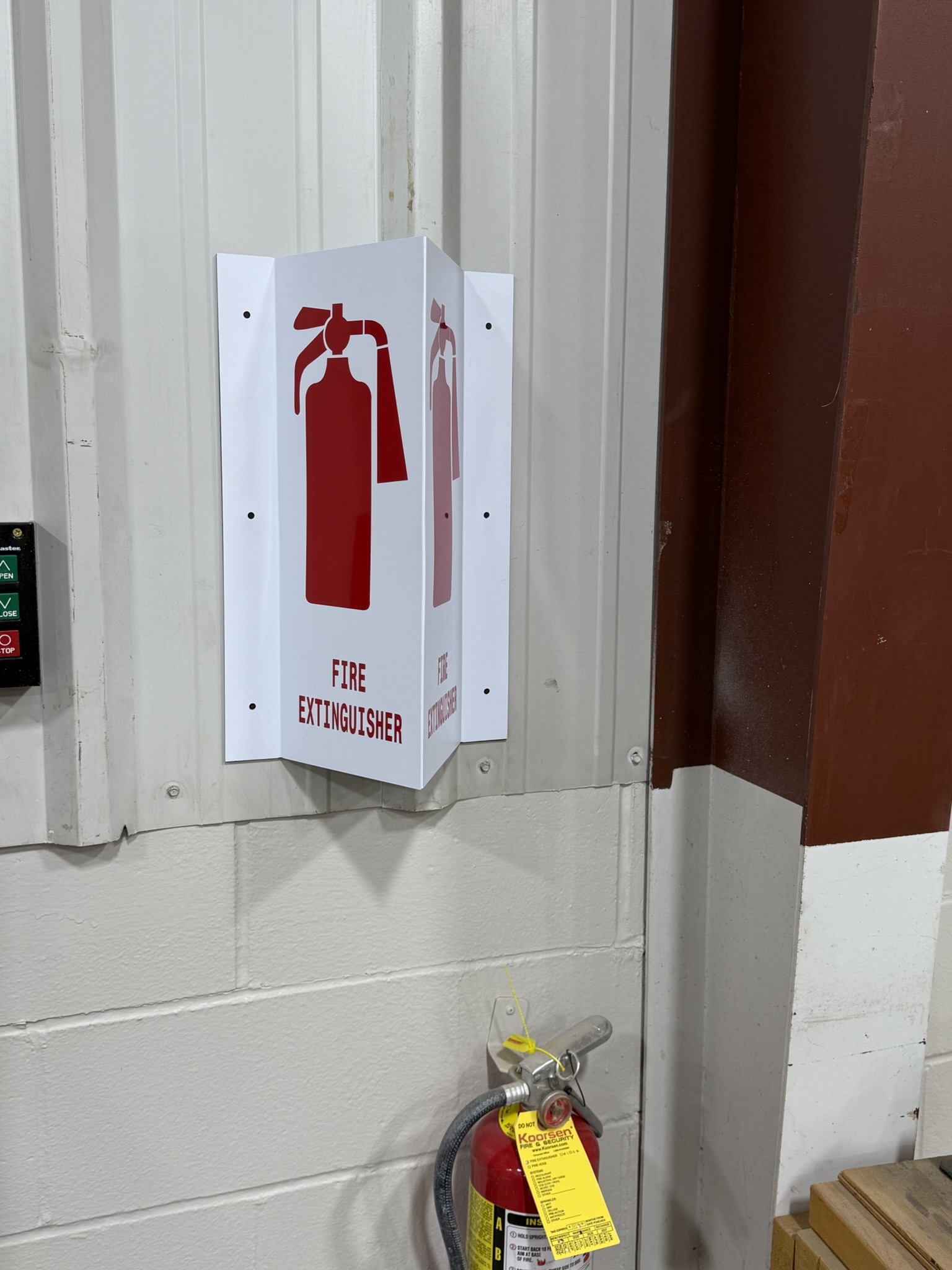 Custom projecting signs for viewing from three directions