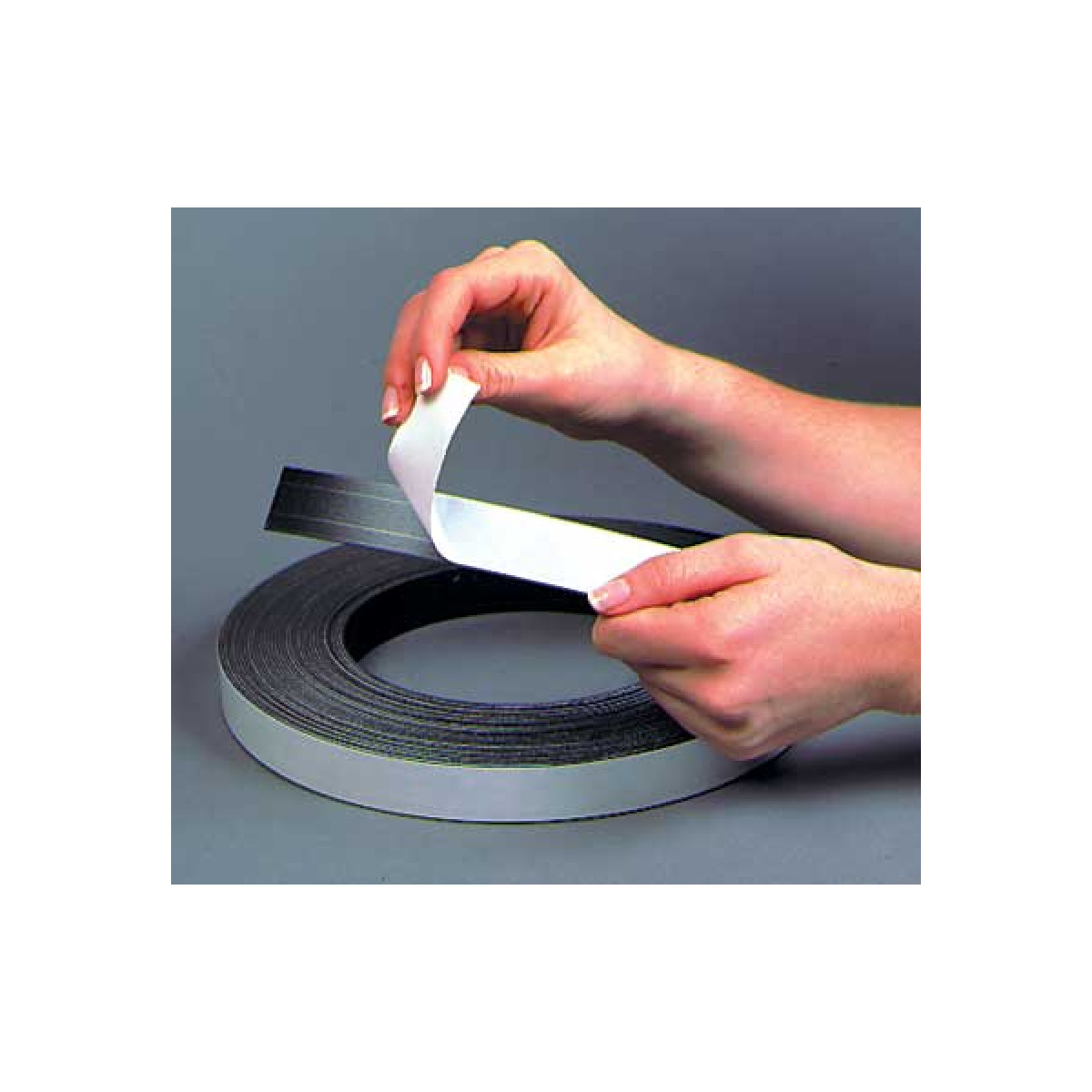 Magnetic tape roll with liner 