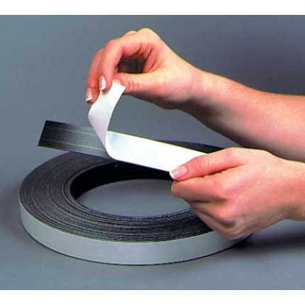 Magnetic tape roll with liner 